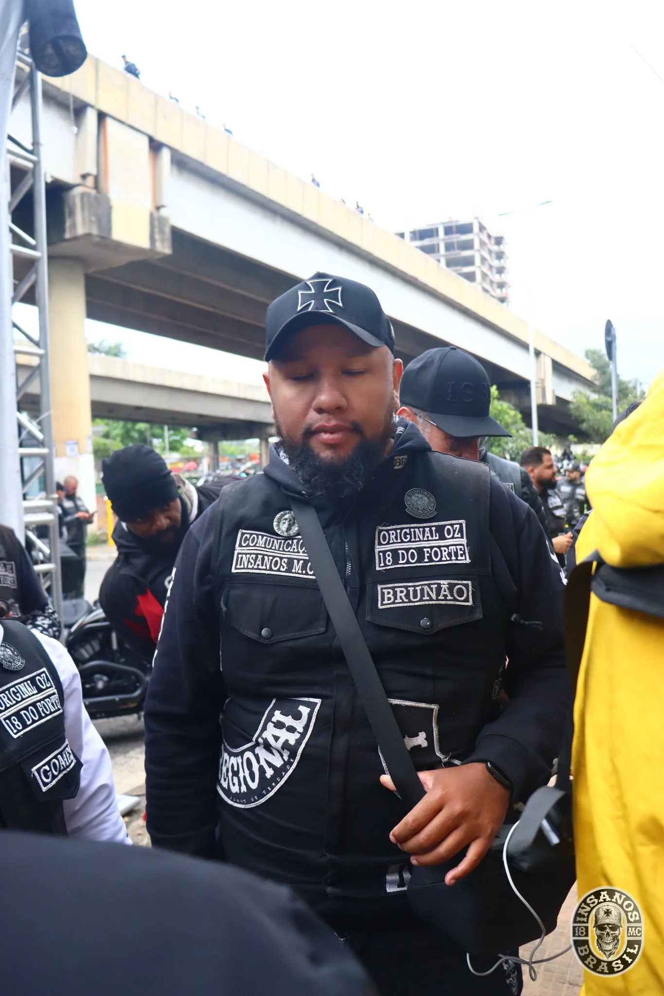 Integrantes do Insanos MC embaixo do viaduto, com as motos paradas ao fundo