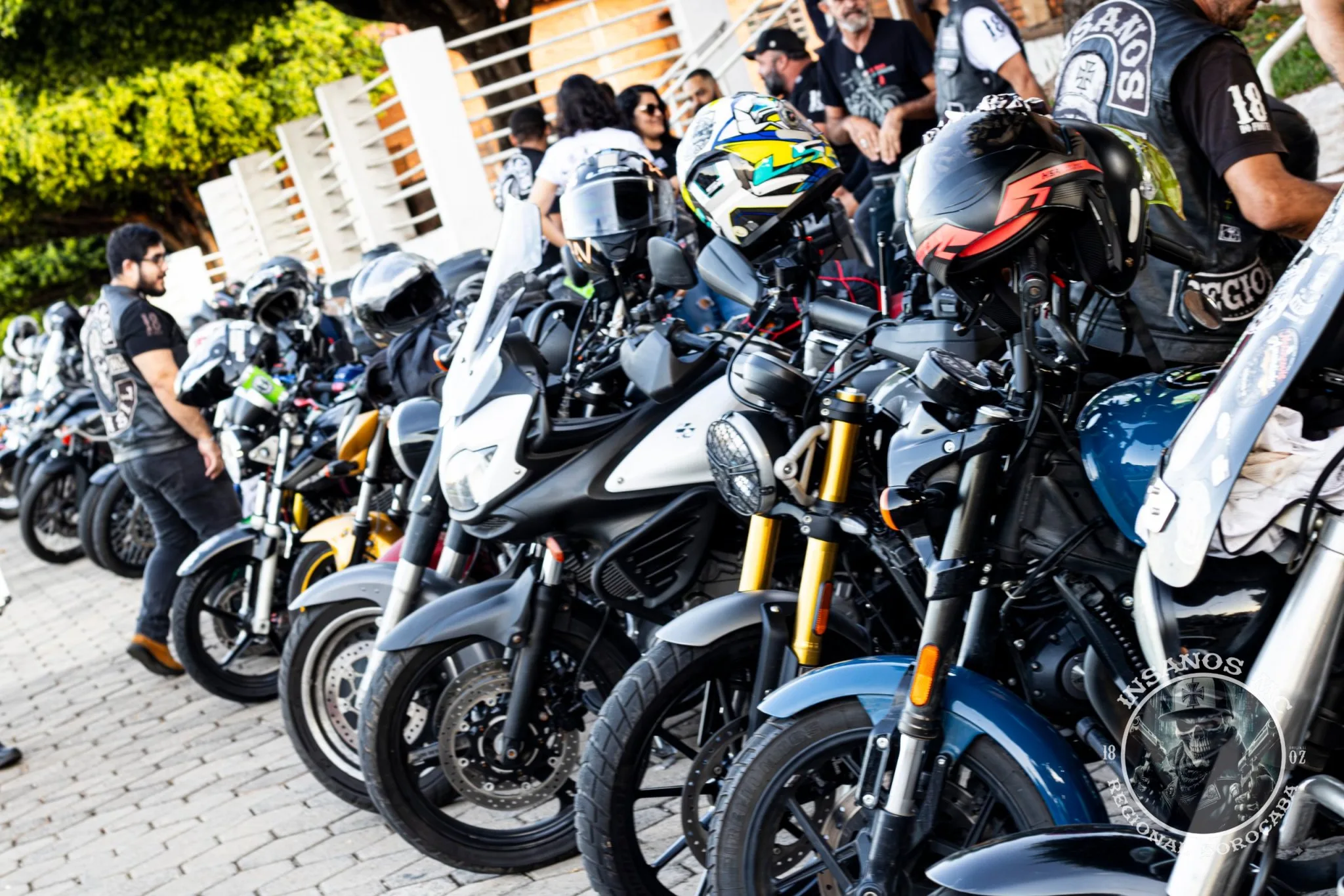 Motos alinhadas antes da saída do bonde
